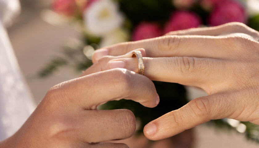 un homme mettant une bague au doigt d'un homme