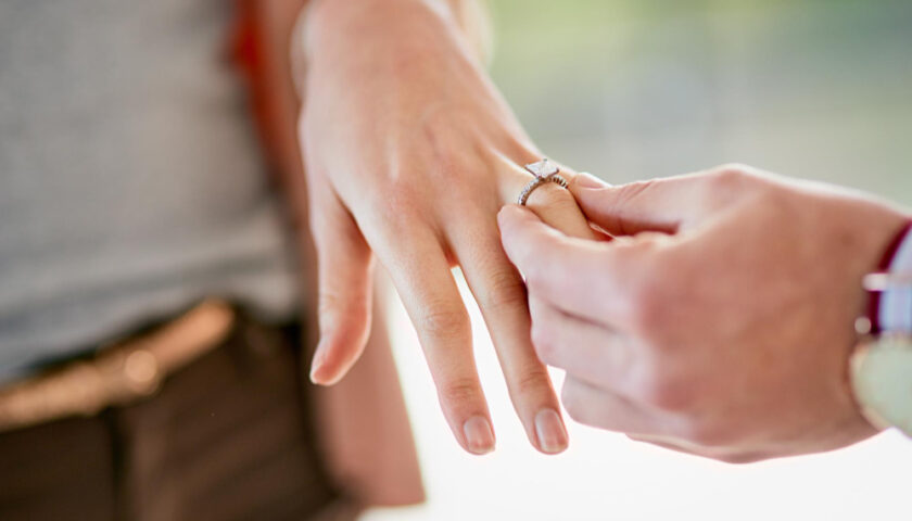 un homme mettant une bague au doigt d'un homme