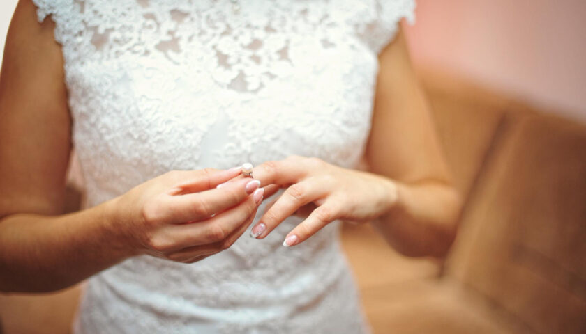 une femme avec une alliance de mariage
