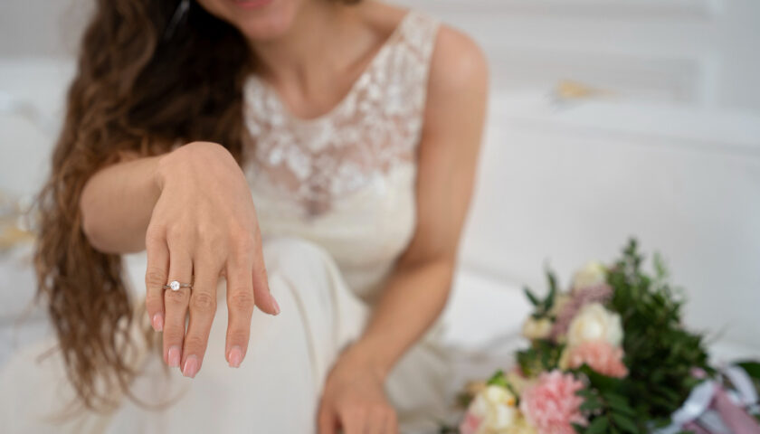 une femme montrant son alliance de mariage
