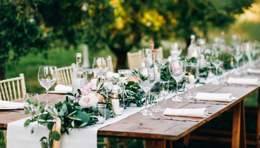 composition florale de table d'honneur pour mariage