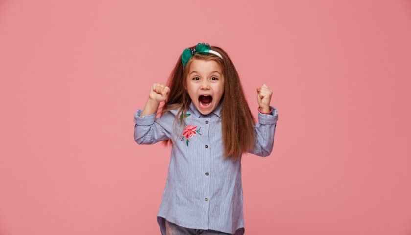 petite fille qui cri de joie