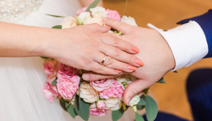 un couple marié la main sur l'autre
