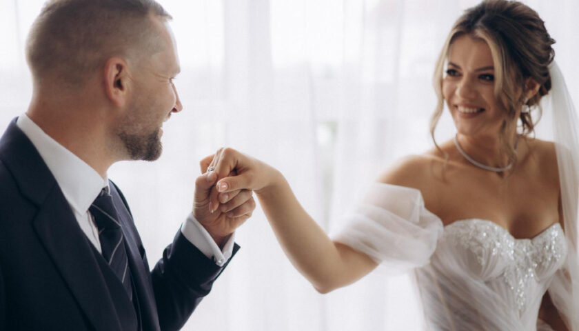 un couple de mariés densant