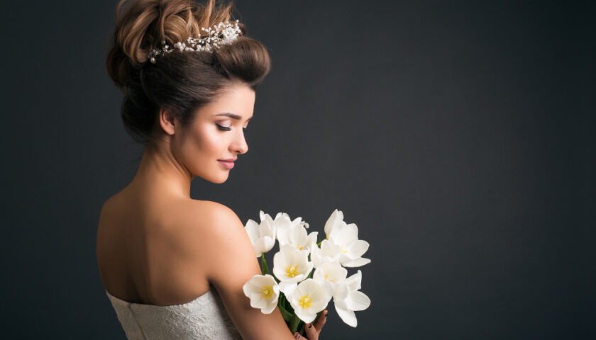 une mariée en robe avec un diadème