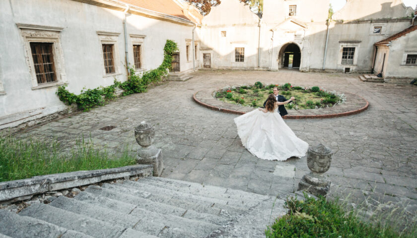 des mariés dans un beau lieu de mariage